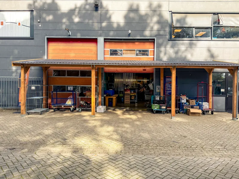 Goederenontvangst van Kringloopwinkel De WAAR in Emmen bij de roldeuren.