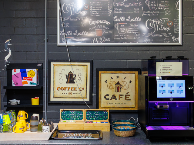 Zitgelegenheid in de boekenhoek met koffie, thee en chocomelk automaat