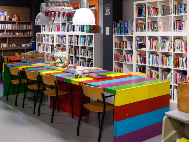 Koffiehoek en zitplek in de boekenhoek van Kringloopwinkel De WAAR