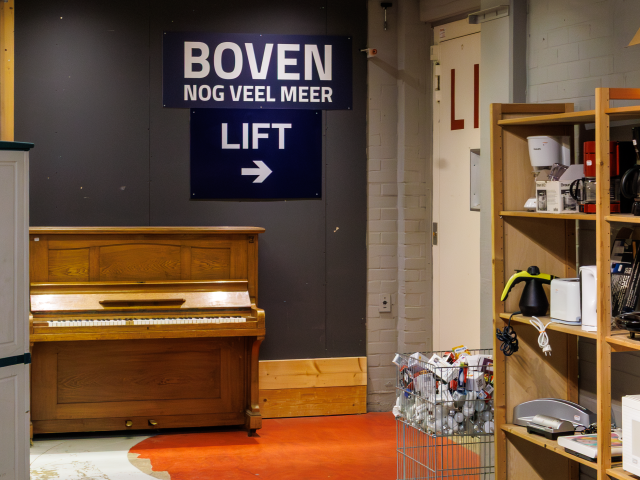 Lift in Kringloopwinkel De WAAR voor bezoekers die minder goed ter been zijn